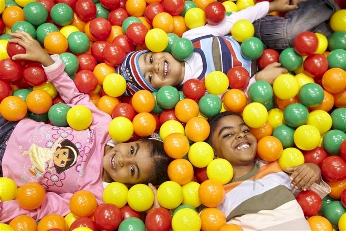 Vier Kinder spielen in einem Kugelbad voller bunter Bälle im Shangri-La Barr Al Jissah Resort & Spa - Al Bandar.
