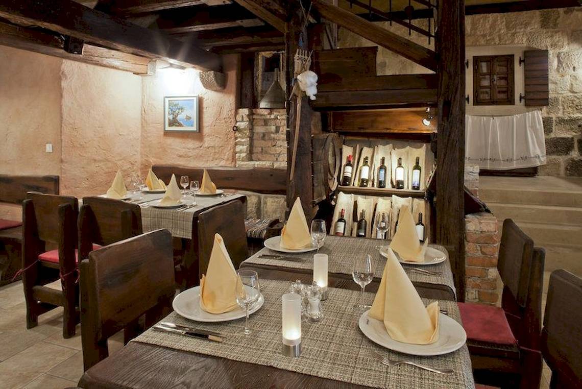 Innenansicht des Restaurants des BlueSun Hotels Berulia mit gedeckten Tischen und Stühlen.