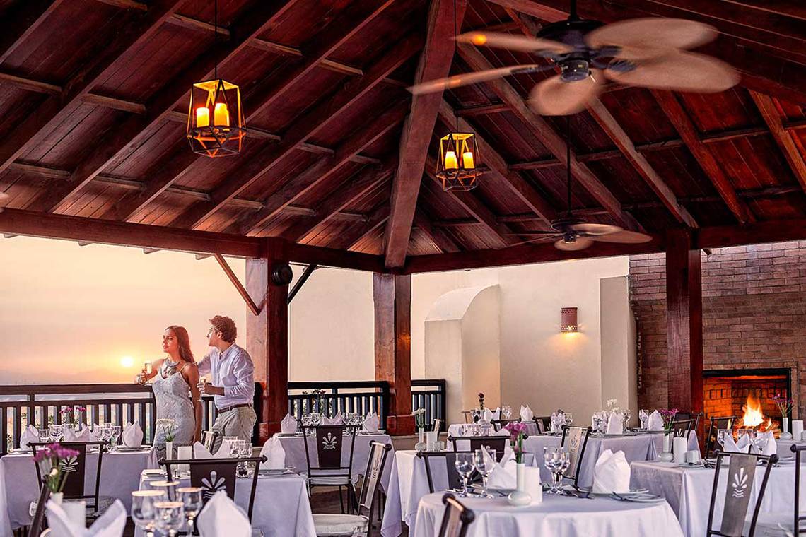 Paar genießt Abendessen in einem Restaurant unter einem offenen Himmel.