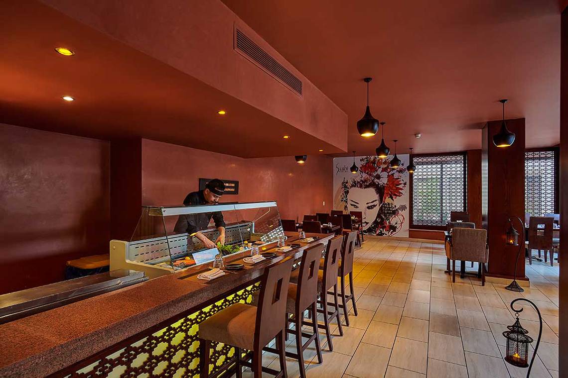 Innenbereich eines Restaurants im Steigenberger Aqua Magic Hotel mit Sushi-Bar und Tisch.