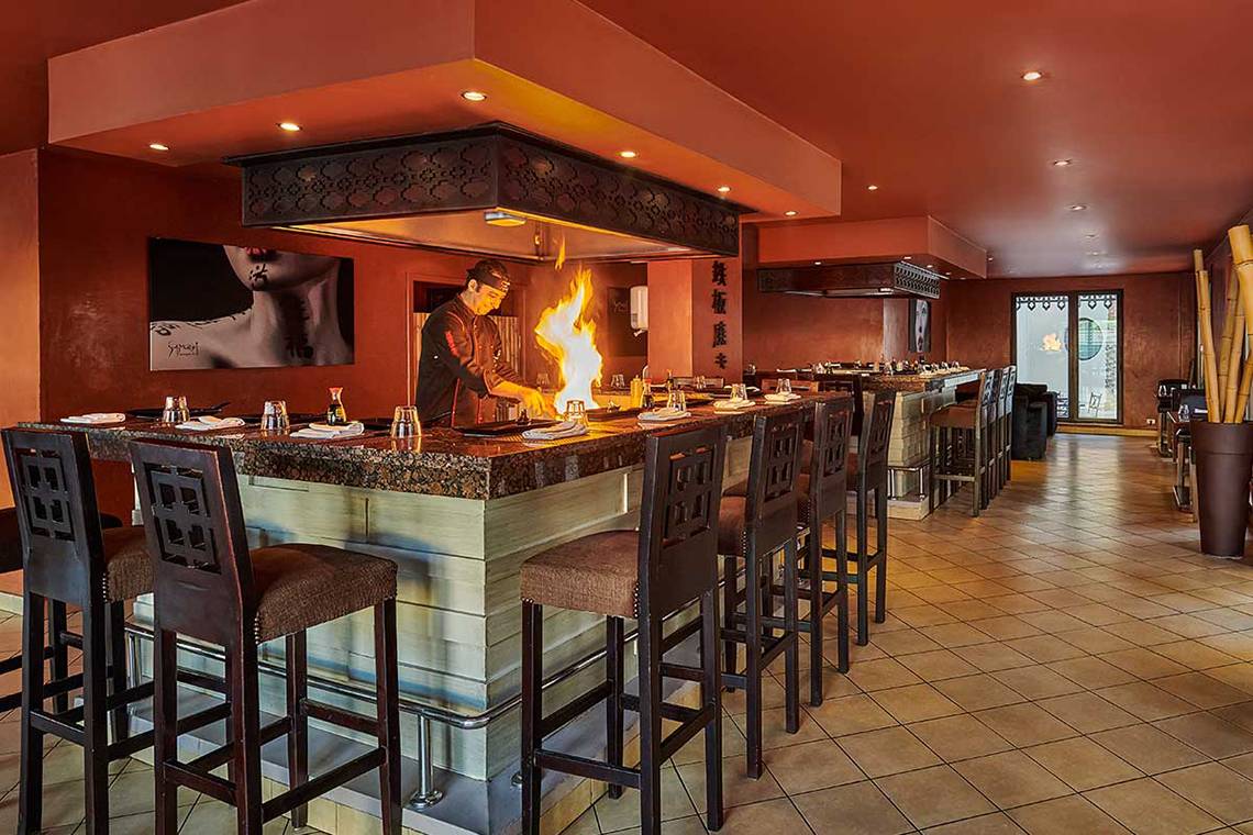 Restaurantbar im Steigenberger Aqua Magic mit Koch, der Flammentechnik anwendet