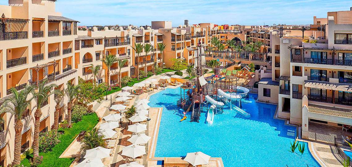 Steigenberger Aqua Magic Hotel mit Swimmingpool und Wasserrutschen, Ansicht von oben.