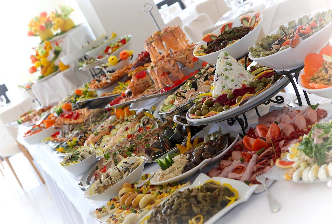 Buffettisch im Calypso Hotel mit verschiedenen Gerichten und Salaten.