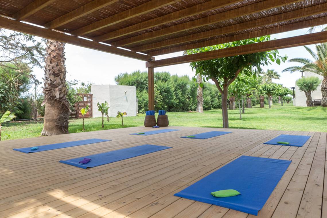 Yogabereich im Freien unter einem Dach im Cretan Malia Park Hotel.