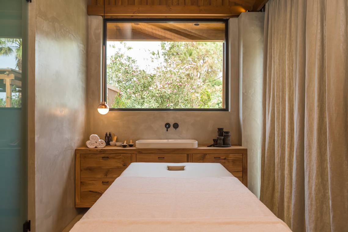 Massageraum im Cretan Malia Park Hotel mit Blick aus dem Fenster.