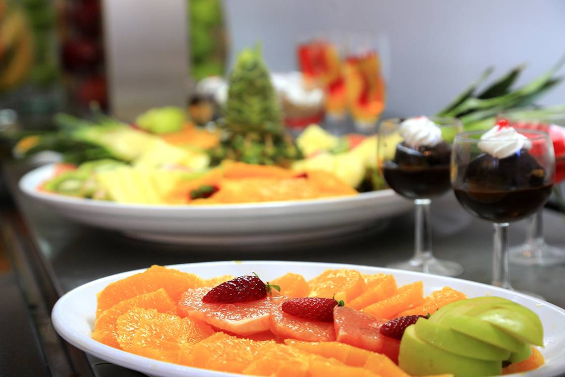 Obstplatte mit verschiedenen Früchten auf einem Tisch im Blue Bay Beach Resort.