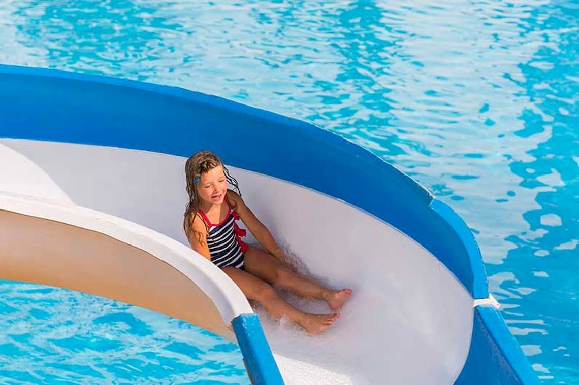 Mädchen rutscht auf einer Wasserrutsche im Hotel El Mouradi Skanes
