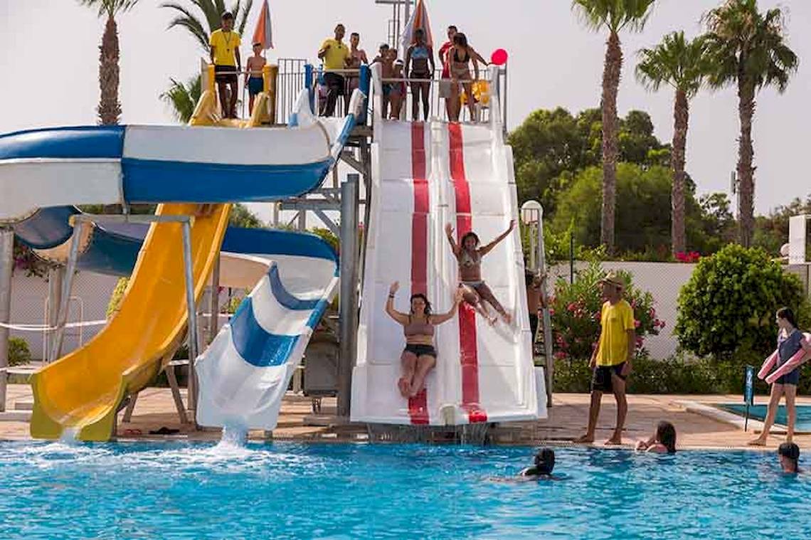 Gäste im El Mouradi Skanes Hotel am Wasserrutschen-Bereich