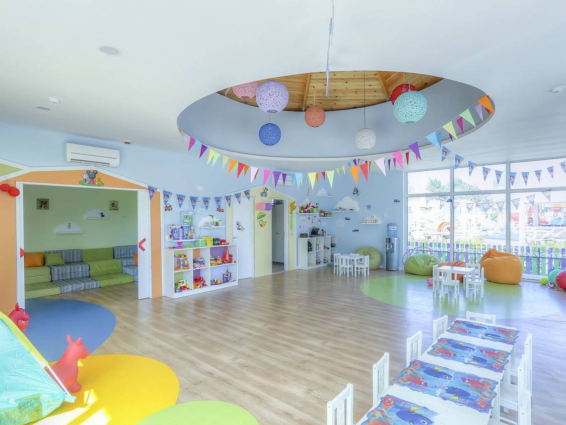 Kinderzimmer im Maritim Hotel Paradise Blue Albena mit bunten Möbeln und Dekor.