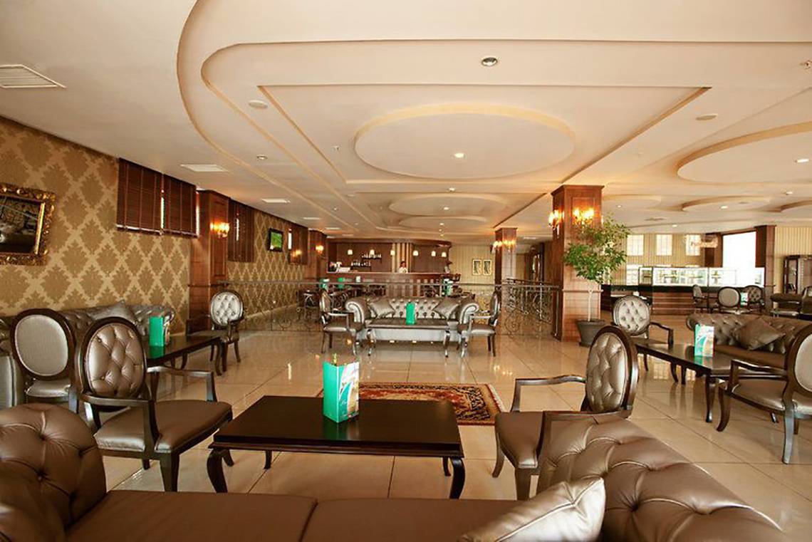 Innenansicht der Lobby des Turan Prince Hotels mit Sofas, Tischen und einer Bar.