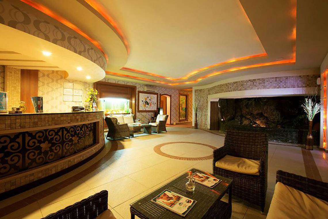 Innenansicht der Lobby im Turan Prince Hotel mit Rezeptionstresen, Sitzmöbeln und beleuchteter Decke.