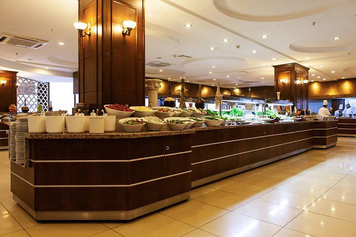Buffet im Turan Prince Hotel mit verschiedenen Salaten und Gerichten.