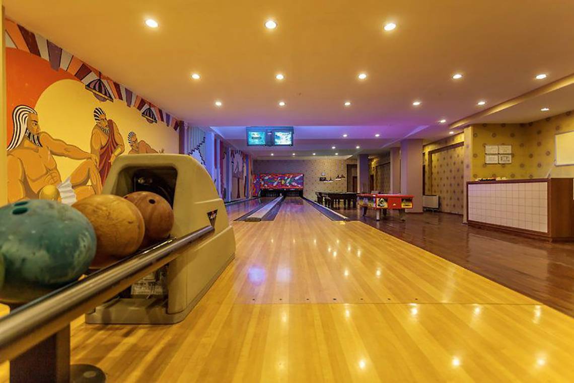 Bowlinghalle im Turan Prince Hotel mit Bowlingkugeln und bunten Dekorationen an der Wand.