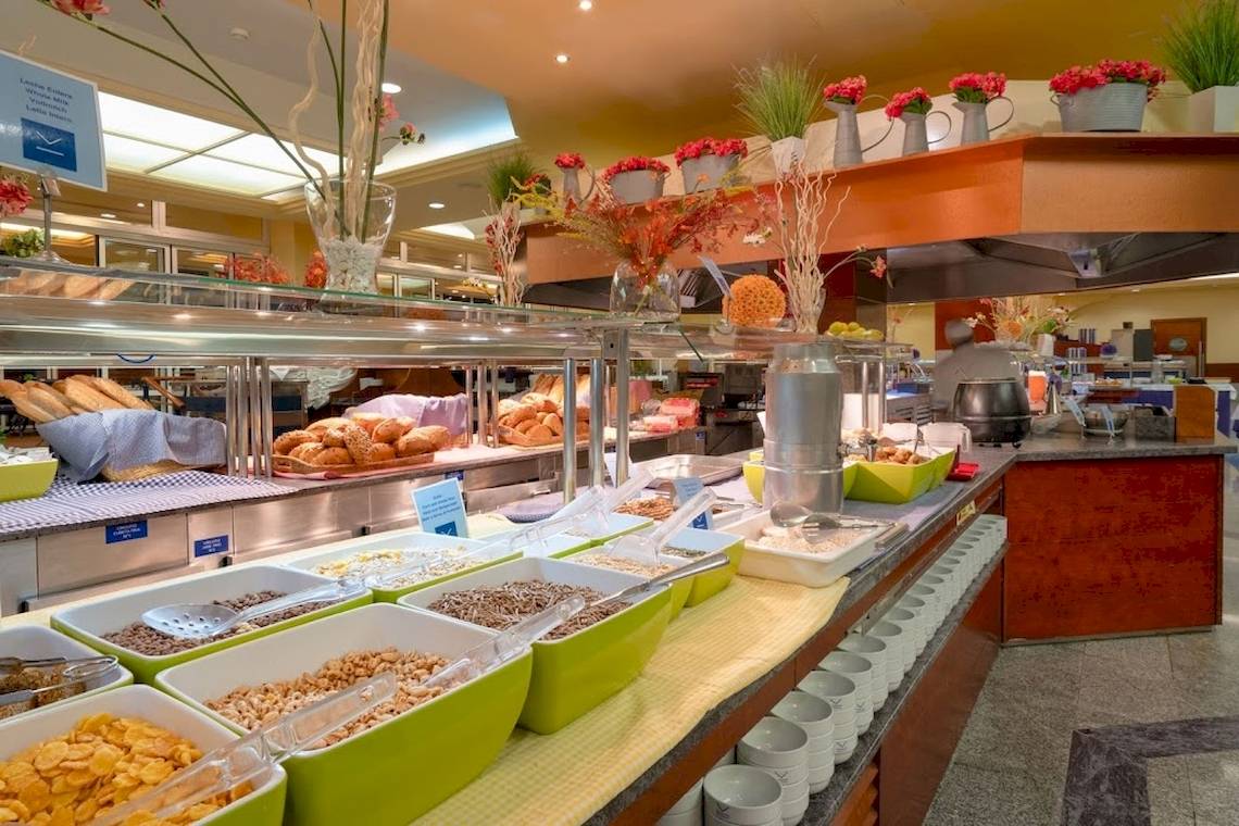 Frühstücksbuffet im VIK Hotel San Antonio mit verschiedenen Broten, Cerealien und Früchten.