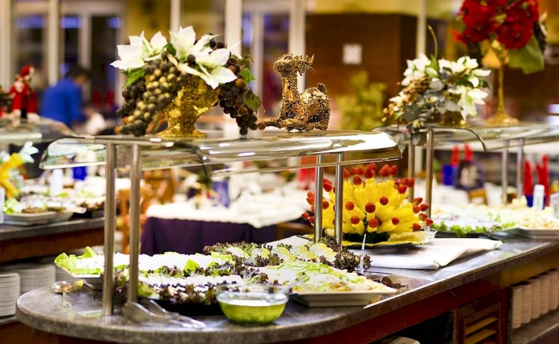 Buffet-Tisch im VIK Hotel San Antonio mit verschiedenen Gerichten und Dekorationen.