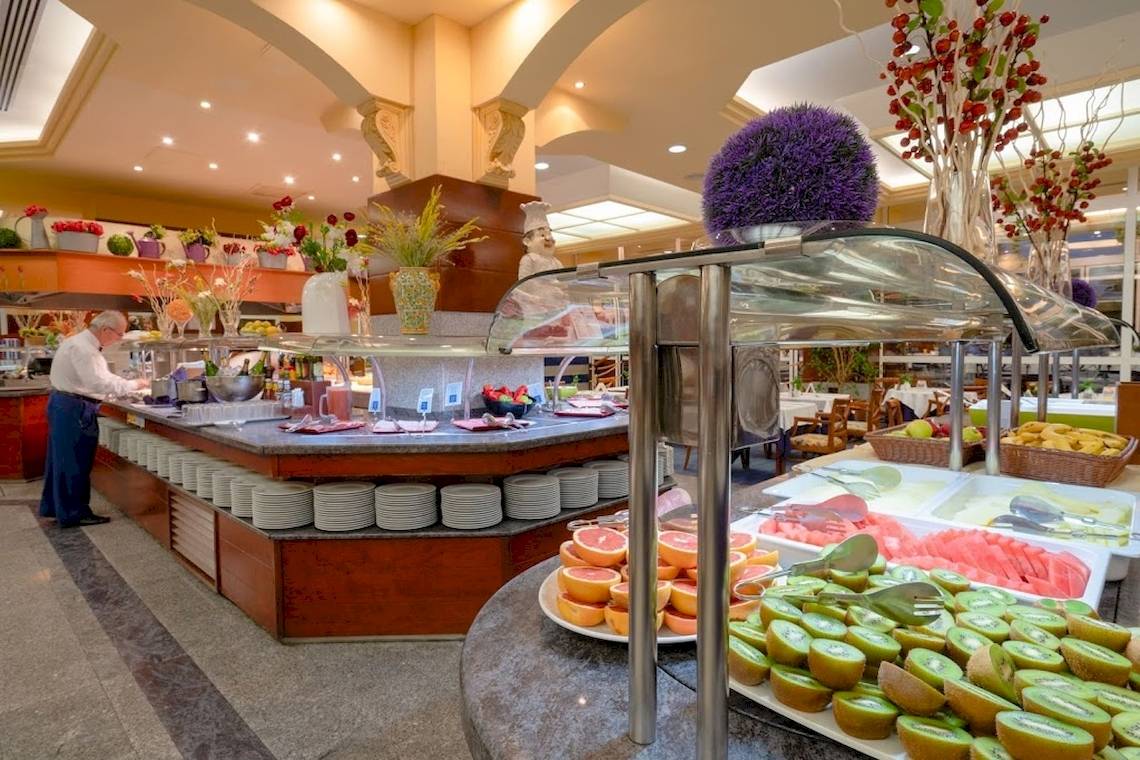 Buffetbereich im VIK Hotel San Antonio mit Obst und Salaten.