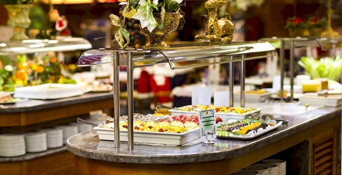 Buffetbereich im VIK Hotel San Antonio mit verschiedenen Gerichten und Dekoration.