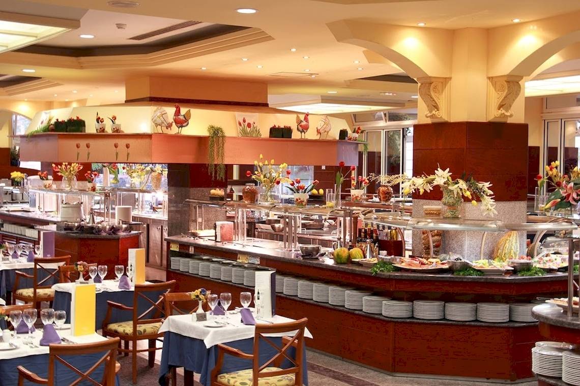 Innenansicht des Restaurants im VIK Hotel San Antonio mit Buffet und gedeckten Tischen.