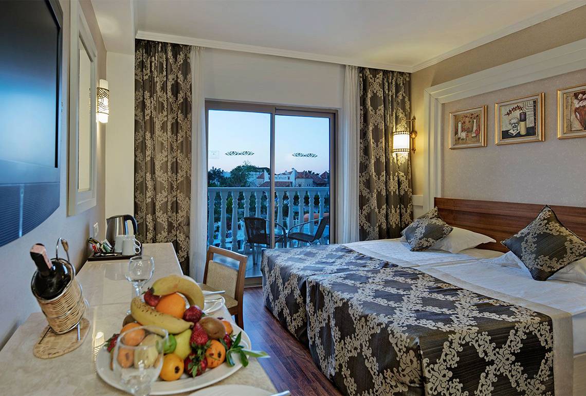 Hotelzimmer im Alba Queen mit Blick auf den Balkon und Frühstückstablett