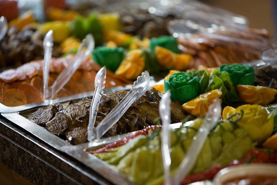 Ein Buffettisch im Alba Queen Hotel mit verschiedenen Gerichten und Salaten.