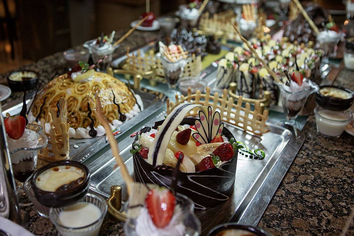 Buffet mit verschiedenen Desserts im Alba Queen Hotel.
