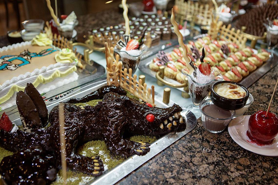 Süßigkeitenbuffet im Alba Queen Hotel mit verschiedenen Schokoladen und Gebäcken.