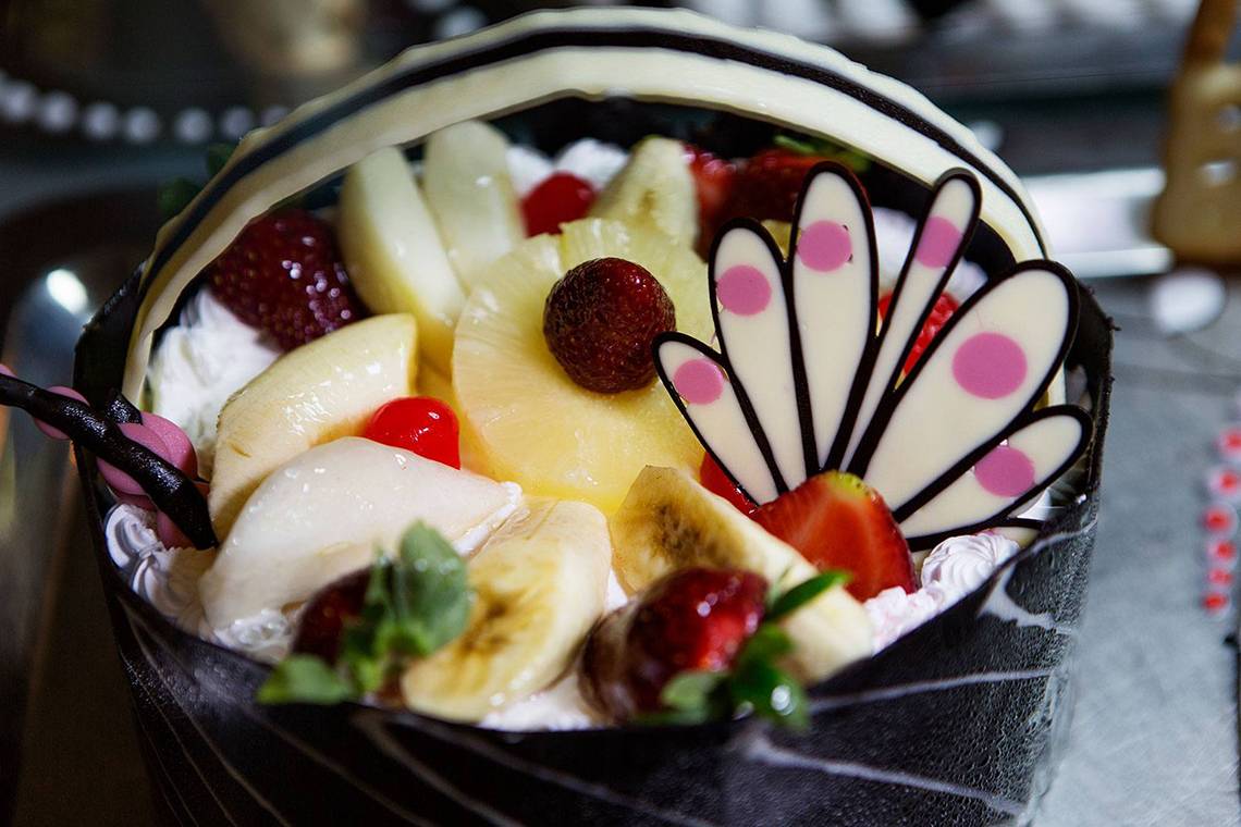 Obstkorb-Dessert mit Früchten und Schokoladendekor im Hotel Alba Queen.
