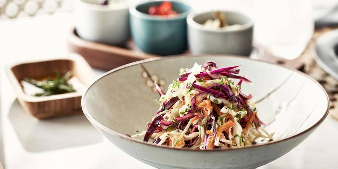 Ein Salatschüssel des Myconian Kyma Hotels mit rotkohl und Karottensalat