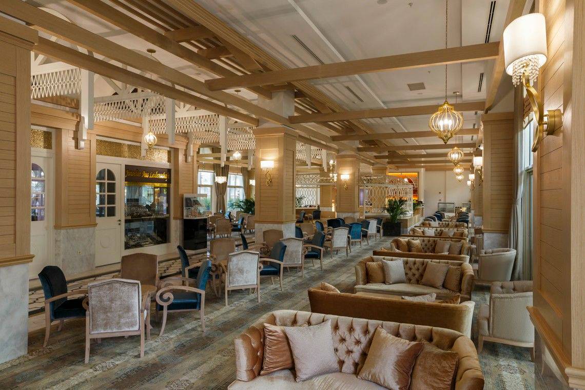 Innenbereich des Well Palace Side Hotels mit vielen Sofas und Stühlen.