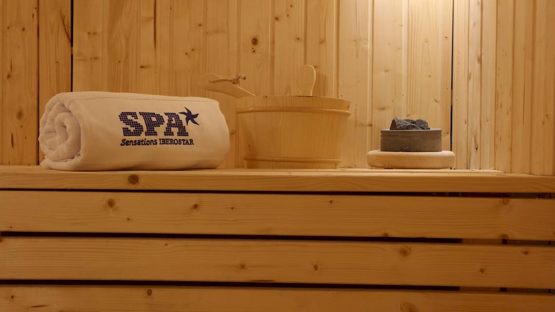 Spa-Bereich im Iberostar Selection Playa de Palma mit einem Handtuch, einem Holzeimer und einem Stein