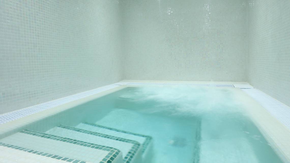 Innenansicht des Poolbereichs im Iberostar Selection Playa de Palma Hotel mit weißen Kacheln und Wasser