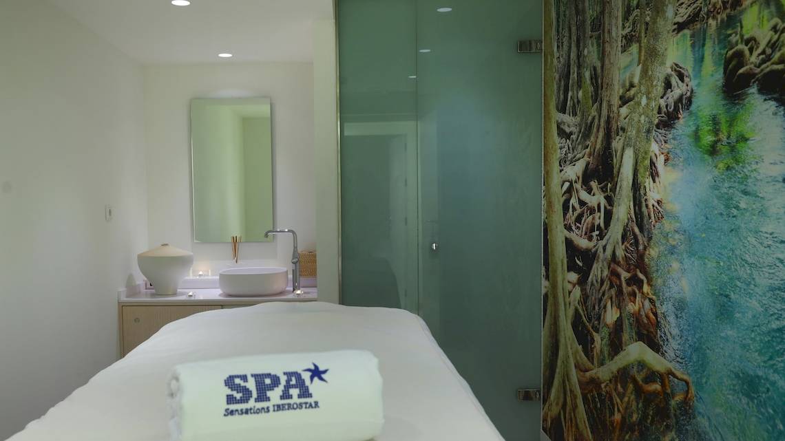 Spa-Behandlungsraum im Iberostar Selection Playa de Palma Hotel mit Blick auf eine Wandmalerei von Wasserwurzeln.