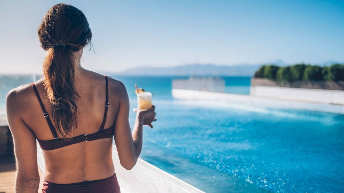 Frau mit Cocktail am Pool des Iberostar Selection Playa de Palma