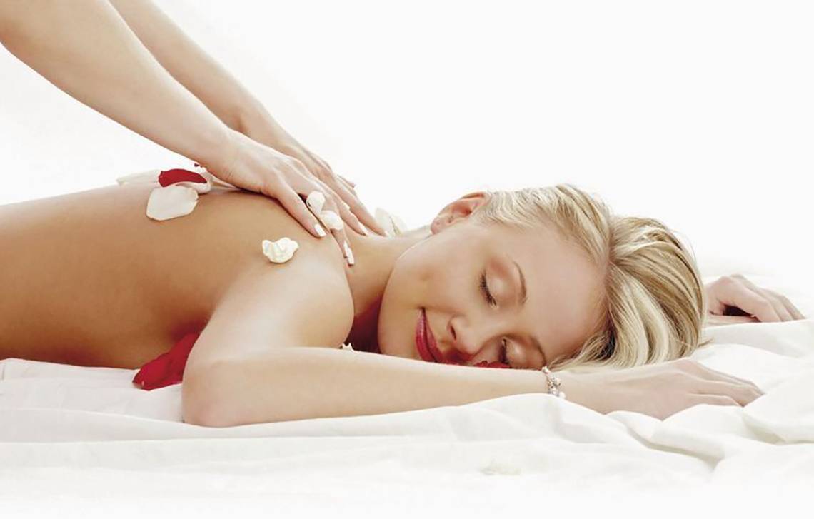 Eine Frau genießt eine Massagebehandlung mit Rosenblättern im Defne Defnem Hotel.