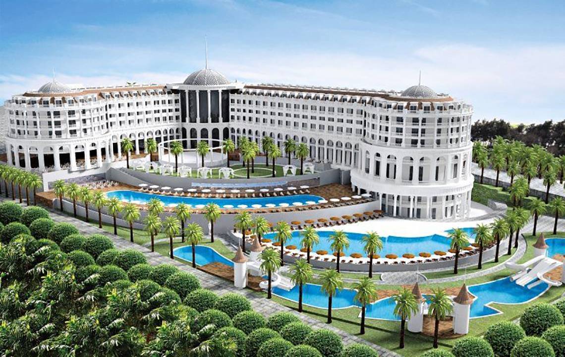 Defne Defnem Hotel mit zwei Swimmingpools und Palmen.