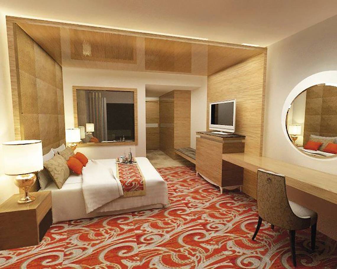 Hotelzimmer von Defne Defnem mit großem Bett, zwei Nachttischen, Schreibtisch, Stuhl, Spiegel und Fernseher.
