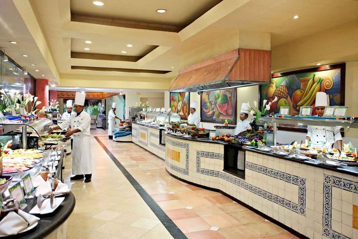 Buffetbereich im Bahia Principe Grand Tulum mit Köchen, die Speisen zubereiten.