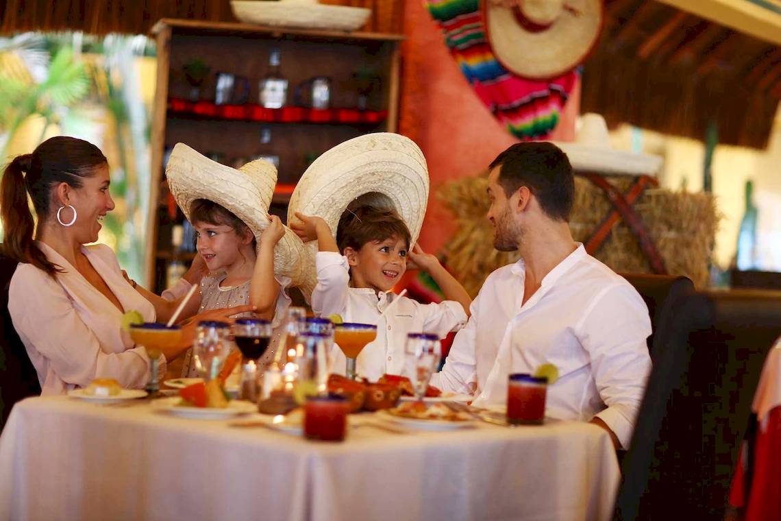 Familie im Bahia Principe Grand Tulum Hotel, die im Restaurant essen