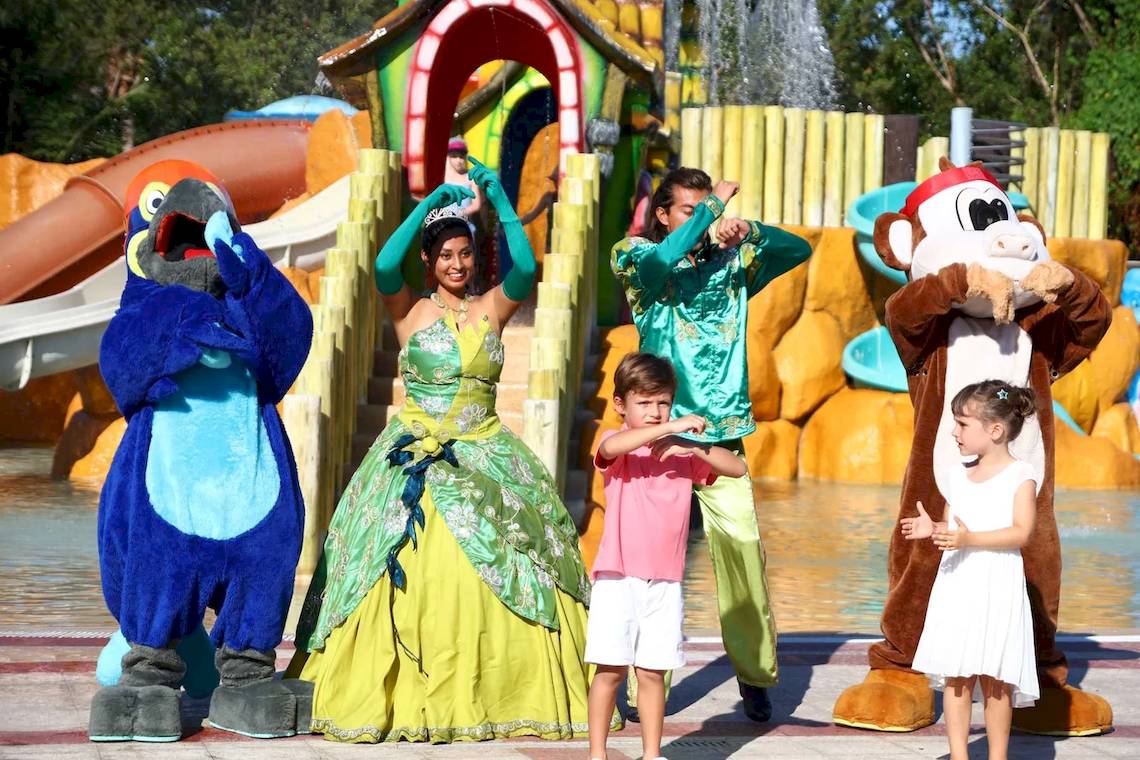 Disney Charaktere und Kinder im Wasserpark des Bahia Principe Grand Tulum