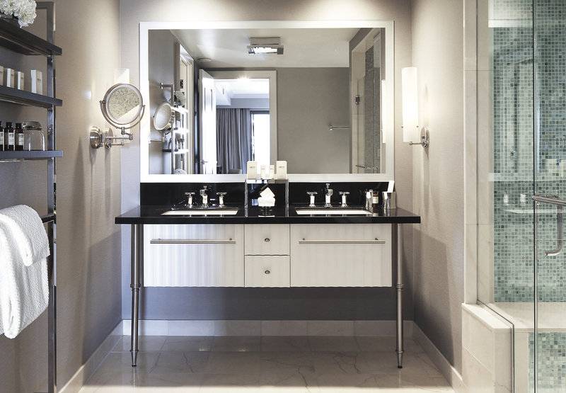 Das Badezimmer im Cosmopolitan von Las Vegas mit Doppelwaschbecken und Glasdusche.