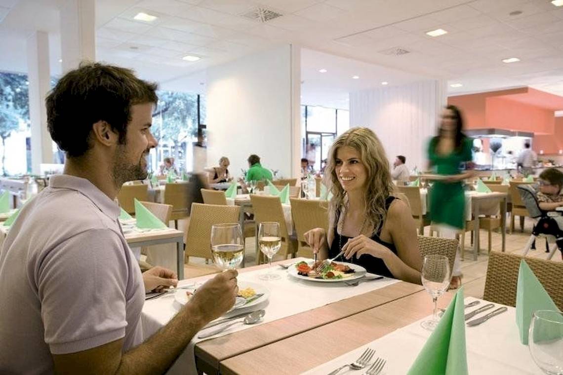 Paar isst im Restaurant des Valamar Tirena Hotels