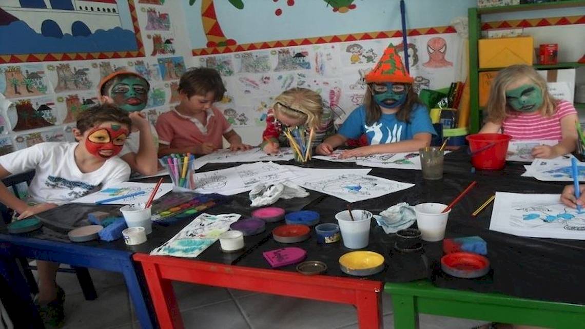 Kinder im LIVVO Volcan Lanzarote Hotel malen an einem Tisch mit vielen Farben und Stiften.