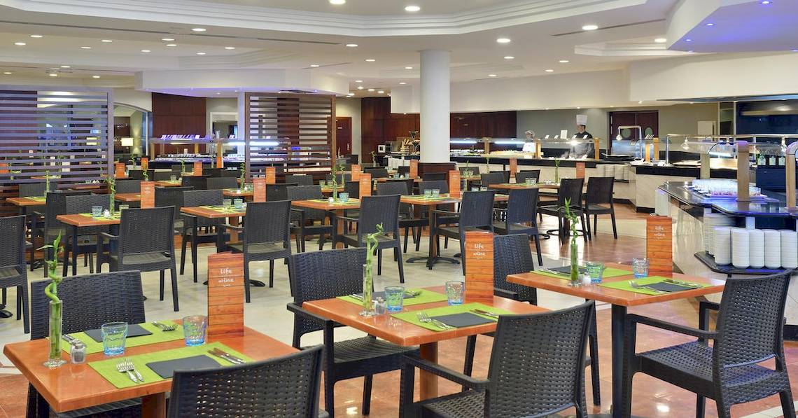 Innenbereich des Sol Principe Hotel Restaurants mit gedeckten Tischen und Stühlen.