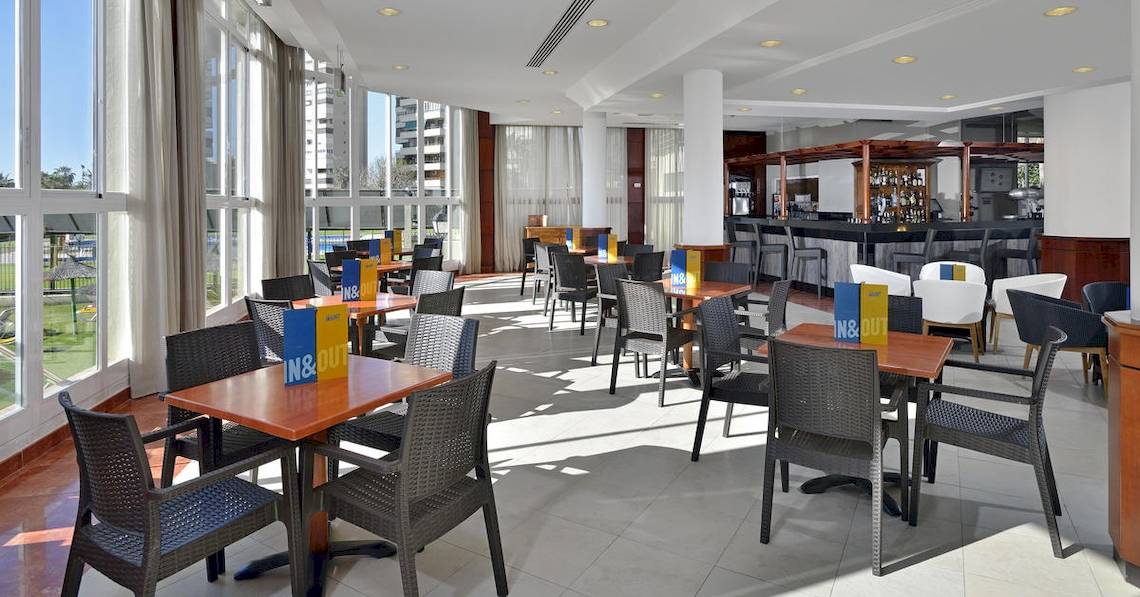 Innenbereich des Sol Principe Hotels mit Tischen und Stühlen im Loungebereich.