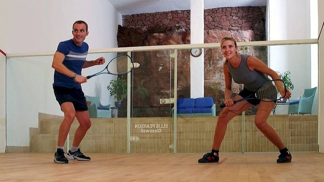 Tennisspieler im LIVVO Volcan Lanzarote Hotel spielen auf einem Tennisplatz.