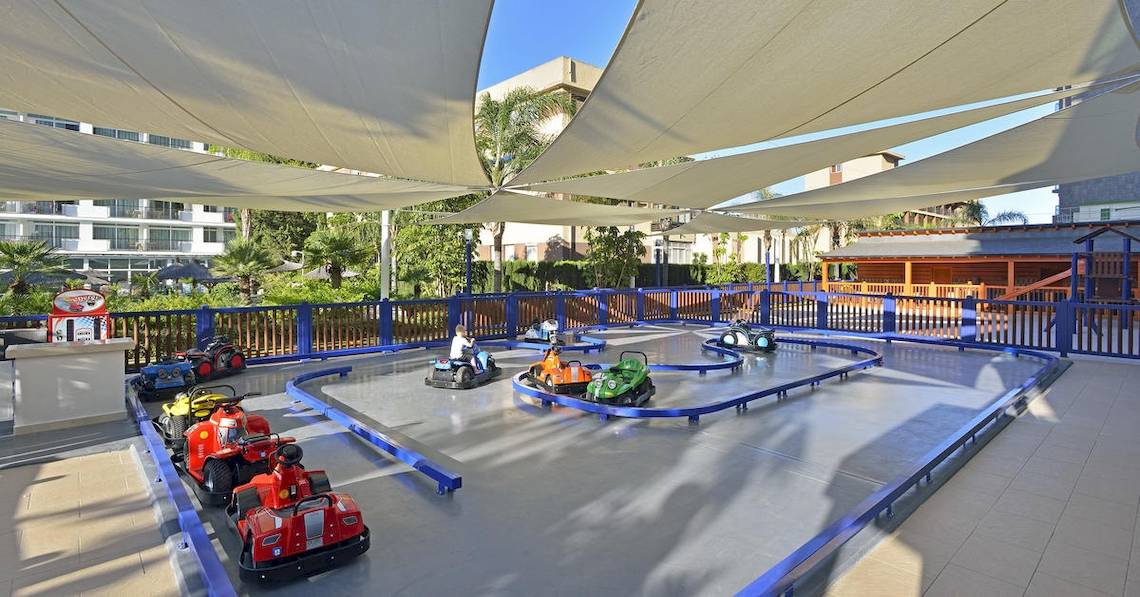 Go-Kart-Bahn im Freien im Sol Principe Hotel mit mehreren bunten Autos