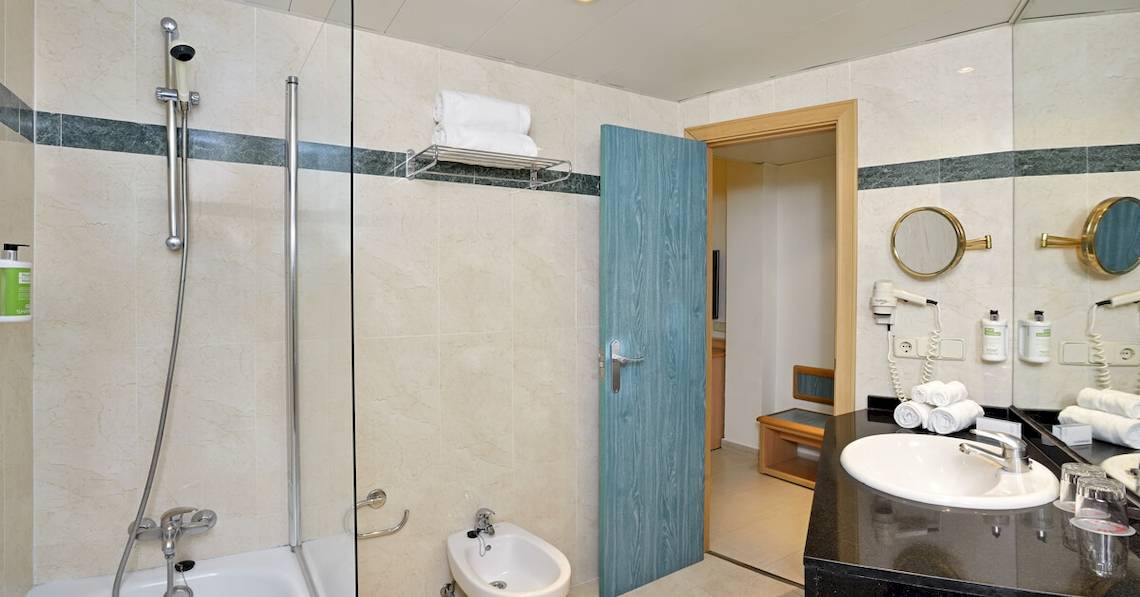 Badezimmer im Sol Principe Hotel mit Dusche, Badewanne, Bidet und Waschbecken.
