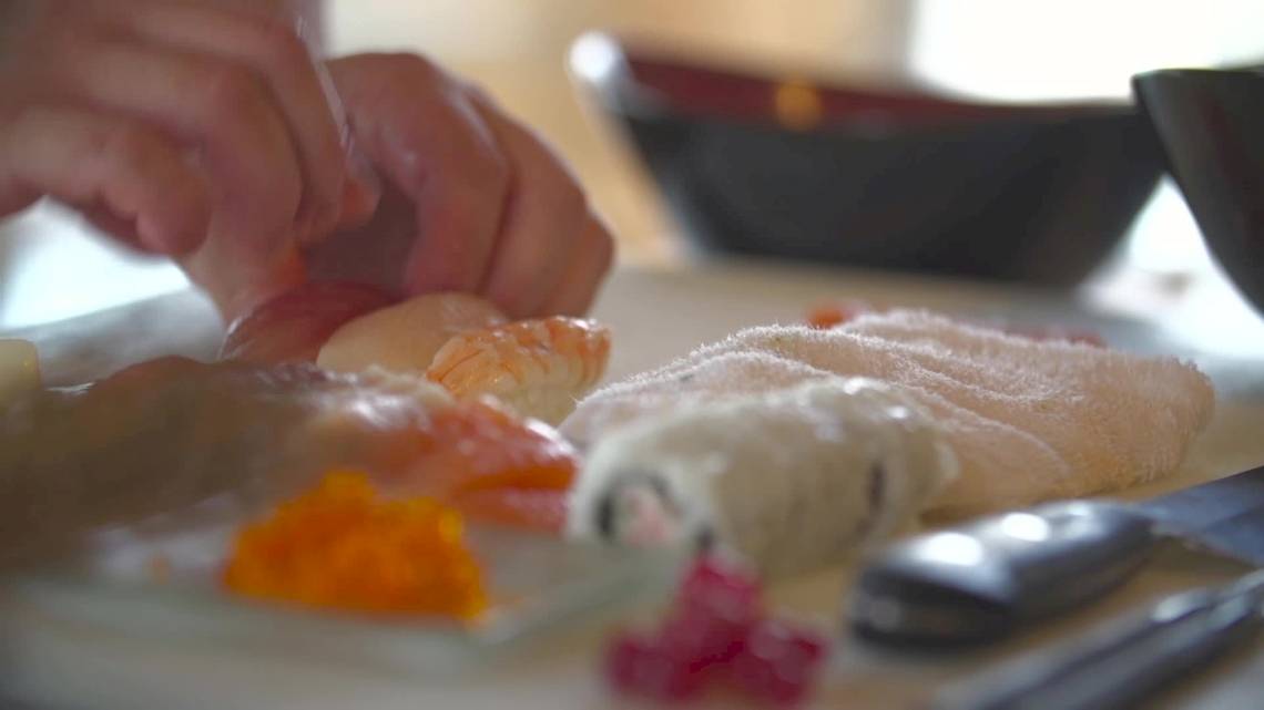Eine Person bereitet Sushi auf einer Platte im Shangri-La Le Touessrok Hotel vor.