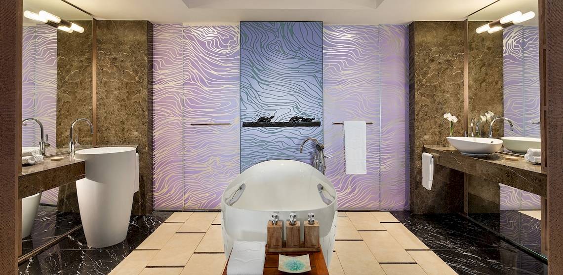 Luxus Badezimmer im Shangri-La Le Touessrok mit zwei Waschbecken, Badewanne und Spiegeln.