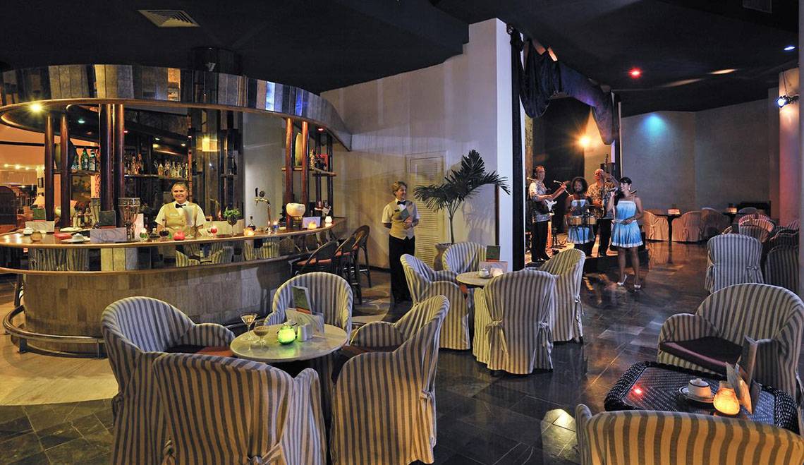 Lounge im Melia Las Americas Hotel mit Bar und Live-Musik.